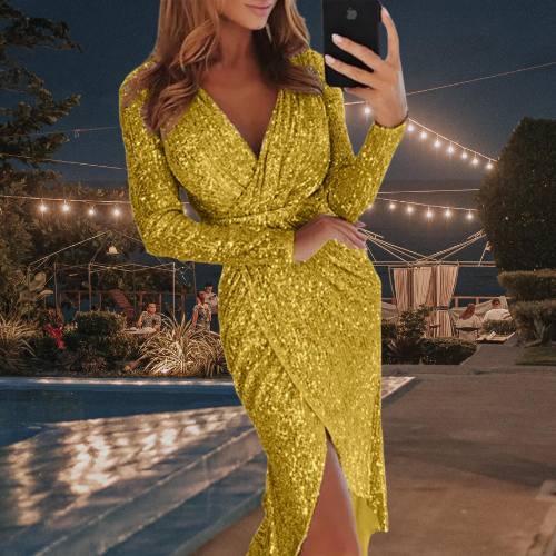 Frau in goldenem Paillettenkleid bei Nachtparty, elegantes Abendmode-Outfit.