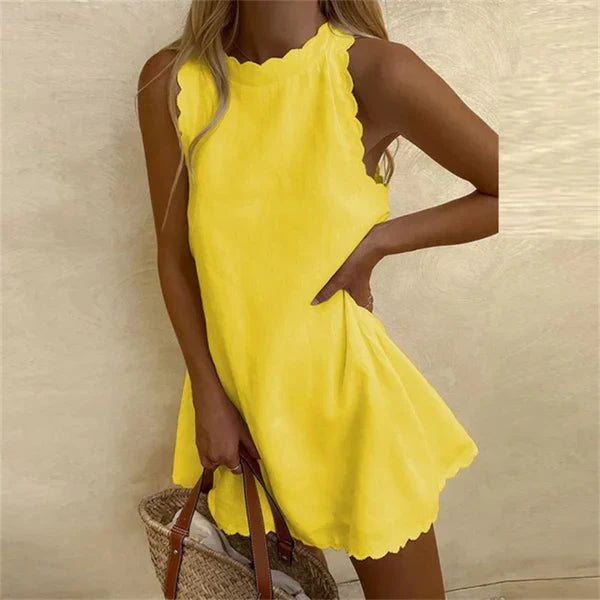 Frau in gelbem Sommerkleid mit Korbtasche, ärmellos, welliger Saum, modisch, Strandoutfit.