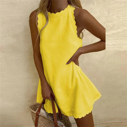Frau in gelbem Sommerkleid mit Korbtasche, ärmellos, welliger Saum, modisch, Strandoutfit.