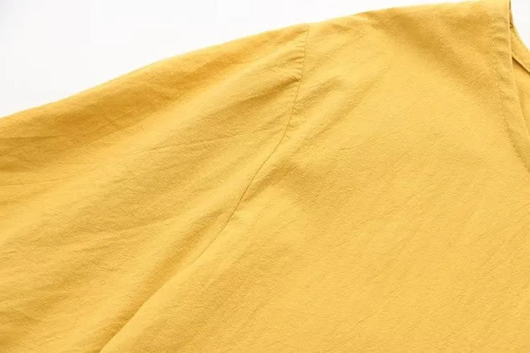 Gelbes Baumwoll-T-Shirt, Nahaufnahme, weicher Stoff, lässige Mode, Sommerkleidung.