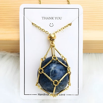Goldene Halskette mit blauem Edelstein-Anhänger, handgefertigt, Schmuck, Geschenkidee.