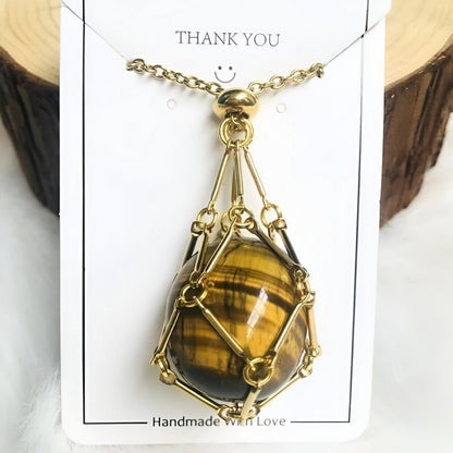 Tigerauge-Anhänger in goldener Drahtfassung, handgefertigt, Schmuck, Geschenkidee.