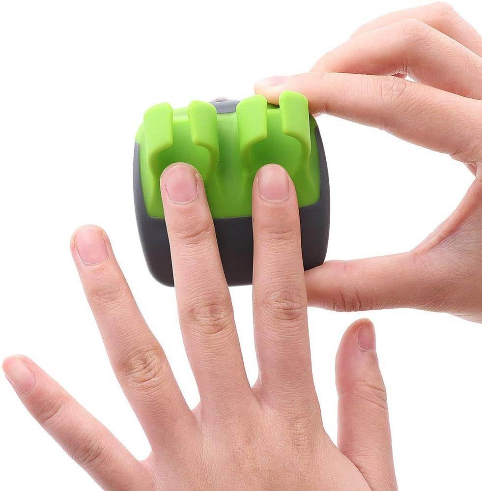 Grüner Gemüseschäler, ergonomisch, handgehalten, für effizientes Schälen von Gemüse.