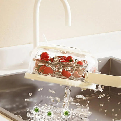 Tomaten in transparentem Abtropfsieb über Spüle, Wasser fließt ab, Küchenzubehör.