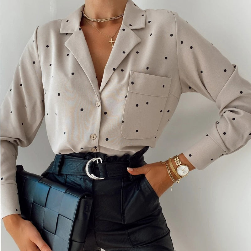 Damen Bluse beige mit schwarzen Punkten, lange Ärmel, eleganter Look, Büro-Outfit.