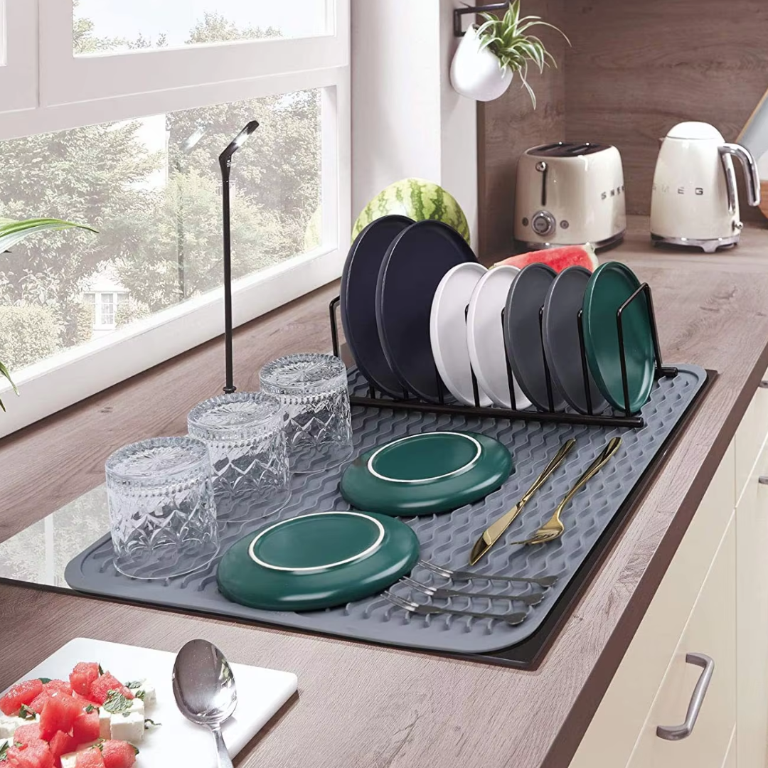 Abtropfgestell Küche, schwarz, mit Geschirr, Gläsern, Besteck, auf grauer Abtropfmatte, modern.