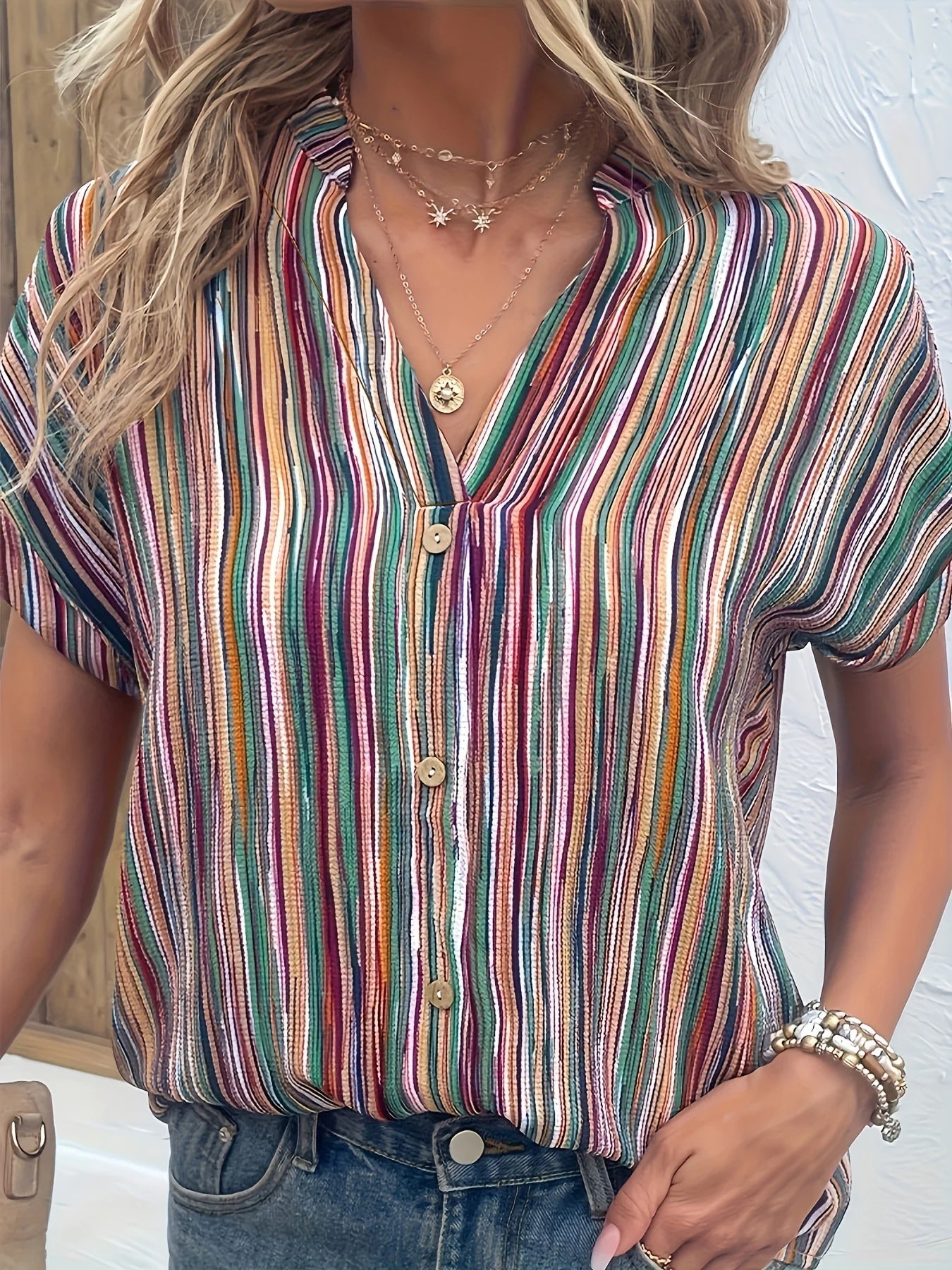 Frau in bunter gestreifter Bluse, V-Ausschnitt, kurze Ärmel, modisch, lässig, Sommerlook.