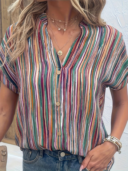 Frau in bunter gestreifter Bluse, V-Ausschnitt, kurze Ärmel, modisch, lässig, Sommerlook.