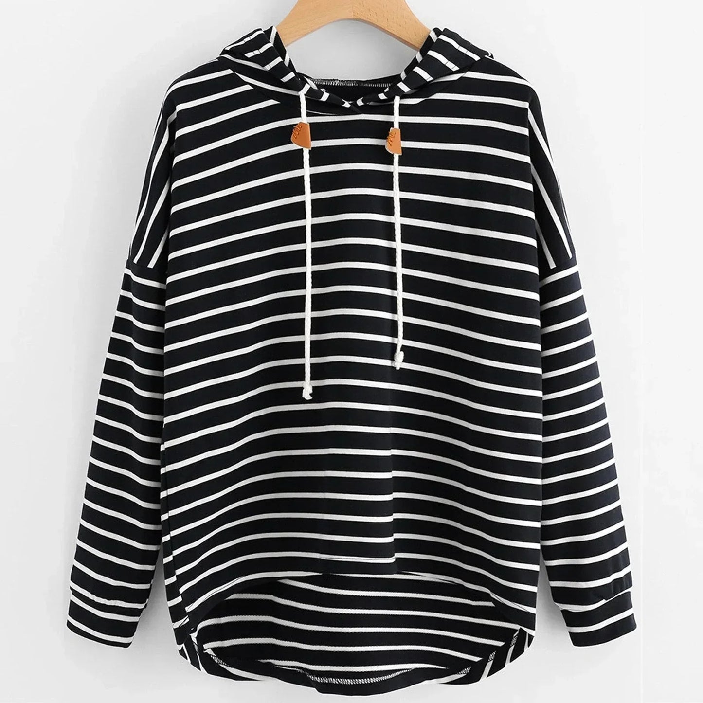 Schwarz-weiß gestreiftes Kapuzenpullover aus Baumwolle mit Kordelzug, lässiger Stil.