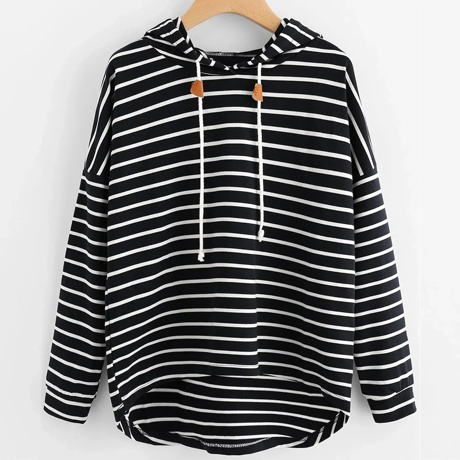Schwarz-weiß gestreiftes Kapuzenpullover aus Baumwolle mit Kordelzug, lässiger Stil.