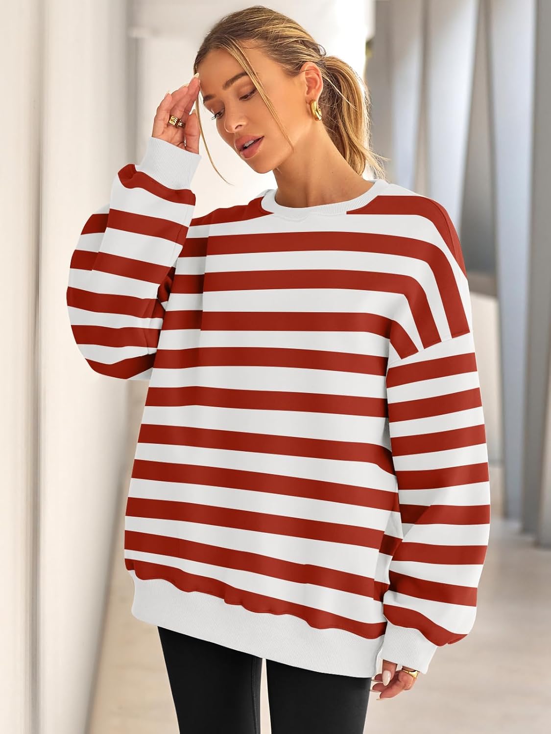 Frau in rot-weiß gestreiftem Pullover, lässige Mode, Herbstkleidung, Damenbekleidung.