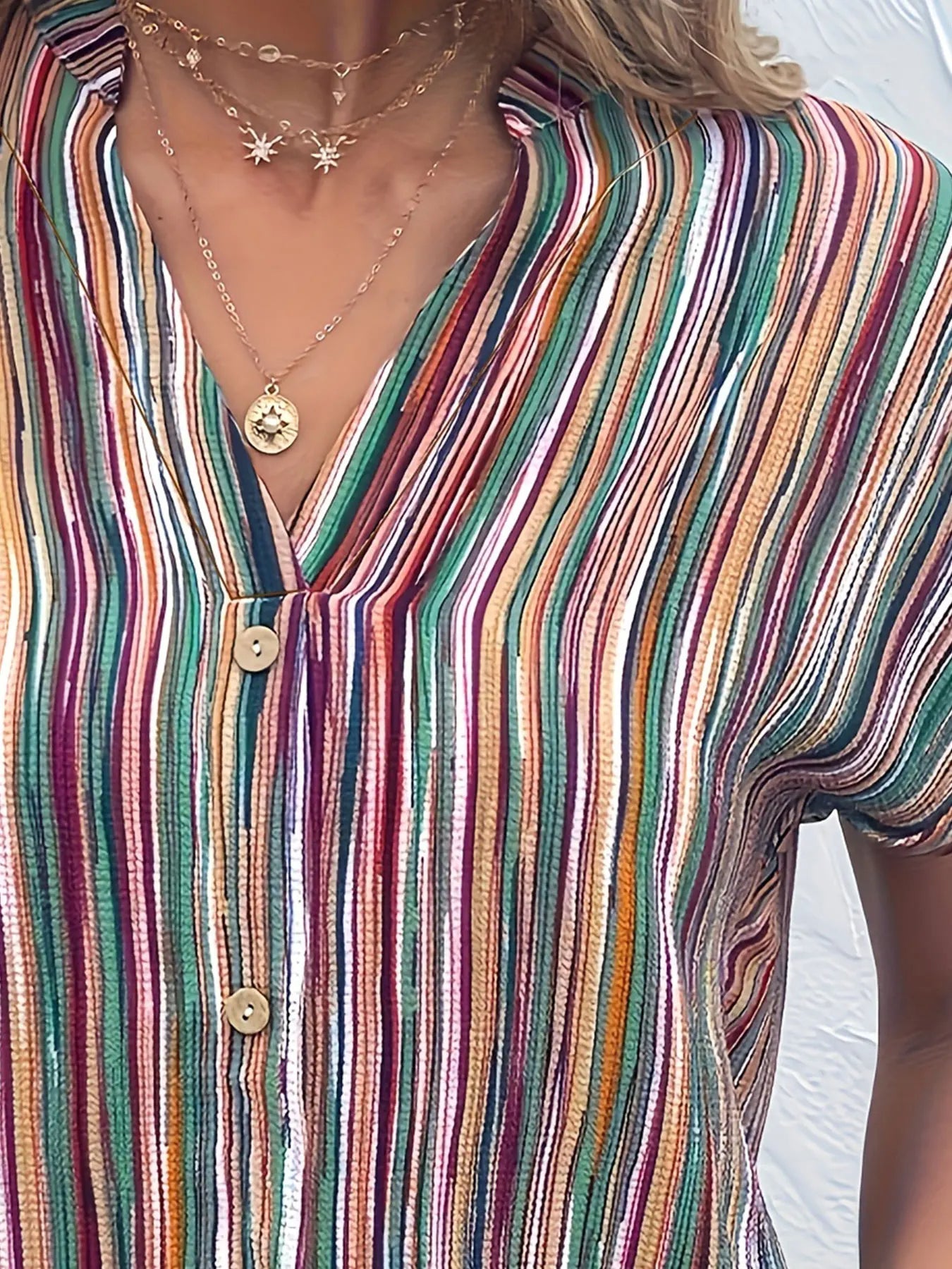 Bunte gestreifte Bluse mit V-Ausschnitt und Knöpfen, Damenmode, lässig, Sommerkleidung.