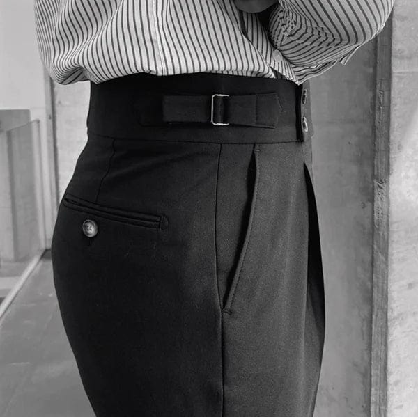 Schwarze Anzughose mit Gürtel, Damenmode, Büro-Outfit, eleganter Stil, gestreiftes Hemd.