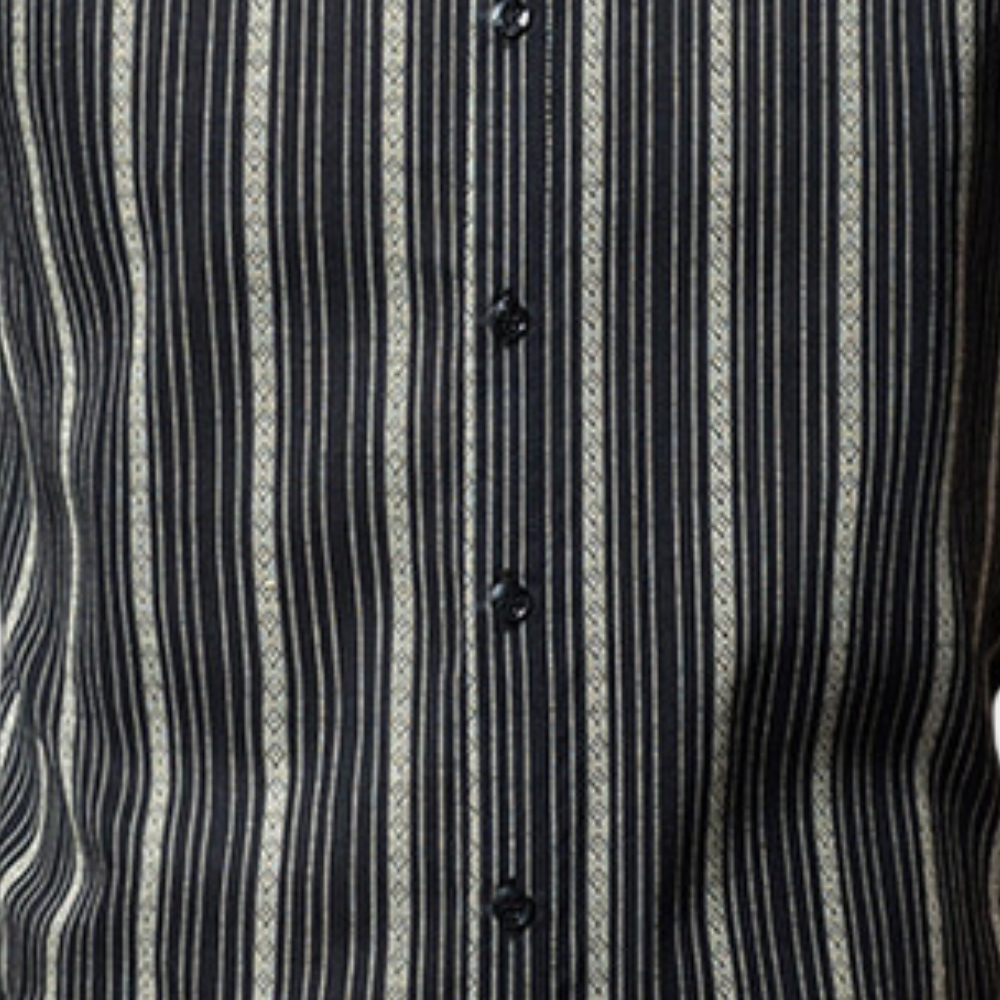 Schwarzes gestreiftes Hemd mit Knopfleiste, elegantes Design, Herrenmode, Baumwolle.