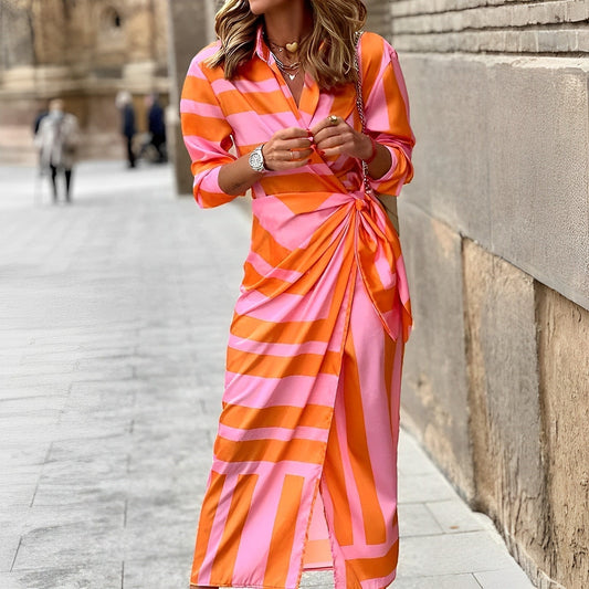 Frau in orange-rosa gestreiftem Kleid, Stadtstraße, modisch, elegant, Sommermode.