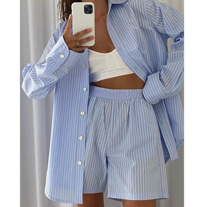 Damen Pyjama-Set, blau-weiß gestreift, Langarmhemd, High-Waist-Shorts, bequem, modisch.