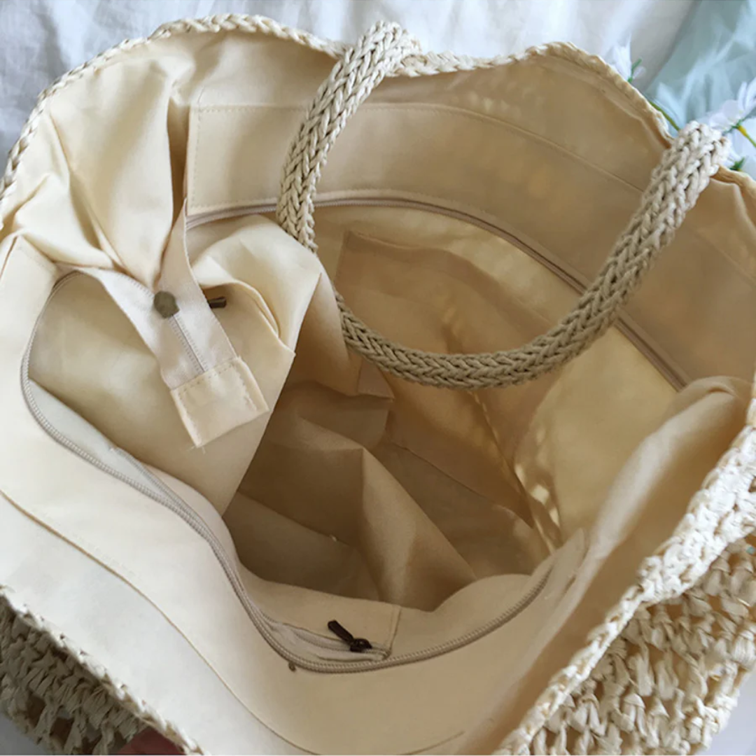 Beige Strohtasche mit geflochtenen Henkeln, Innenfächer und Reißverschluss, Sommermode Accessoire.