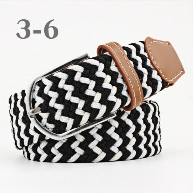 Schwarz-weißer geflochtener Gürtel, elastisch, mit braunem Lederdetail, Unisex-Accessoire.