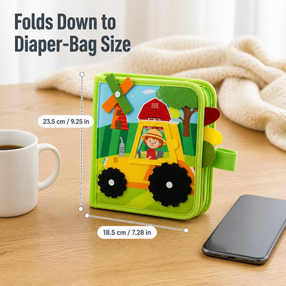 Zugeklapptes Filzbuch mit Traktor-Titelseite steht neben Tasse und Smartphone auf einem Holztisch, Maße sind per Linien eingezeichnet. 8