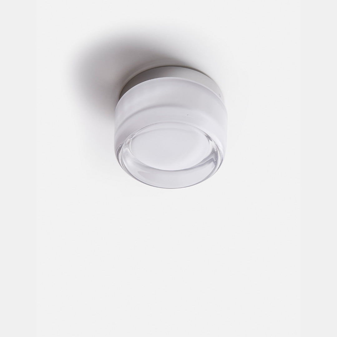 Moderner runder LED-Deckenstrahler, weiß, minimalistisch, energiesparend, Innenbeleuchtung.