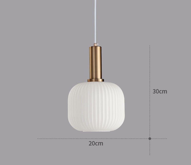 Weiße Glas-Hängelampe, dänisches Design, 20x30cm, modernes Interieur, Messingakzent.