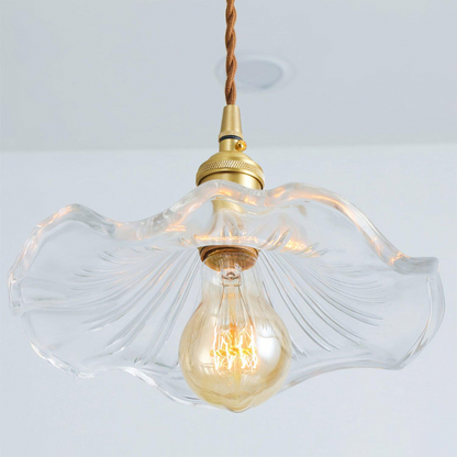 Kronleuchter aus Glas mit Vintage-Glühbirne, goldene Fassung, dekorative Beleuchtung.