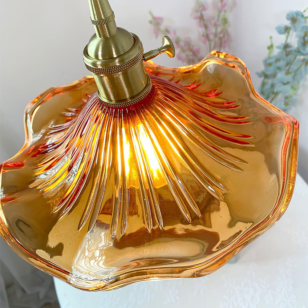 Orangefarbene Glaslampe mit Messingfassung, vintage Design, dekorative Beleuchtung, Wohnzimmer.