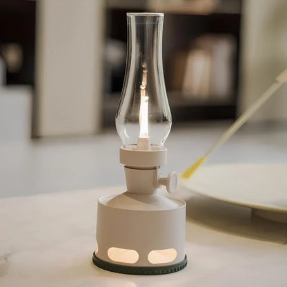 Weiße LED-Lampe im Retro-Öllampen-Design auf Tisch, modernes Dekor, energiesparend.