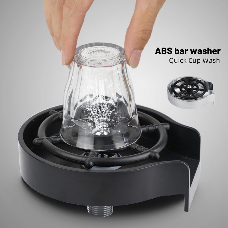 Hand drückt Glas auf schwarzen ABS-Gläserreiniger, schnelle Reinigung, Küchenzubehör.