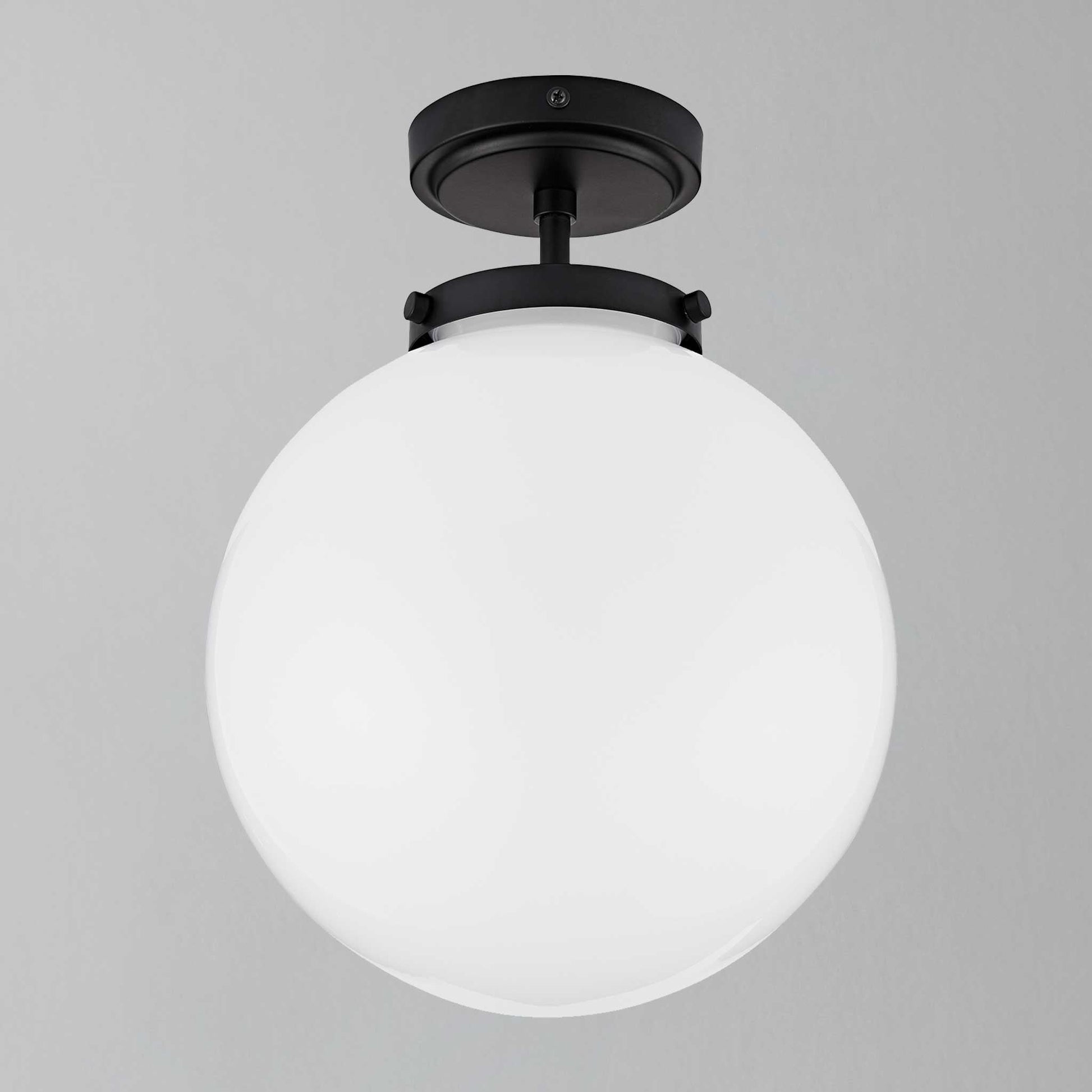 Schwarze Deckenleuchte mit weißem Glaskugel-Schirm, modernes Design, für Badezimmer geeignet.