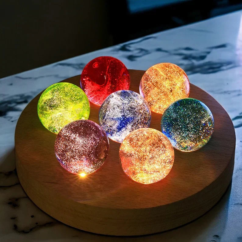 Bunte LED-Kristallkugeln auf Holzplatte, dekorative Beleuchtung, funkelnd, modern.
