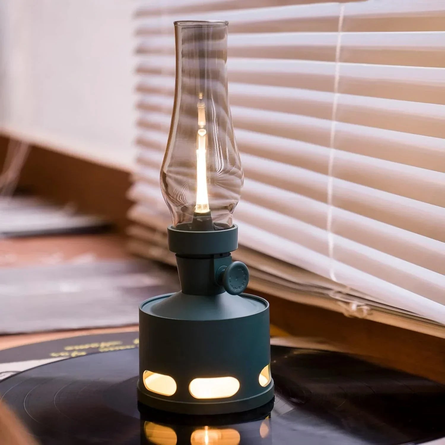 Moderne LED-Tischlampe in Petroleum-Stil, dunkelgrün, Glaszylinder, ideal für Wohnzimmerbeleuchtung.