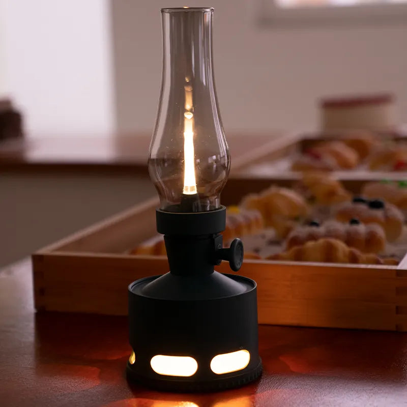 Schwarze LED-Sturmlampe auf Holztisch, Vintage-Design, stimmungsvolle Beleuchtung.