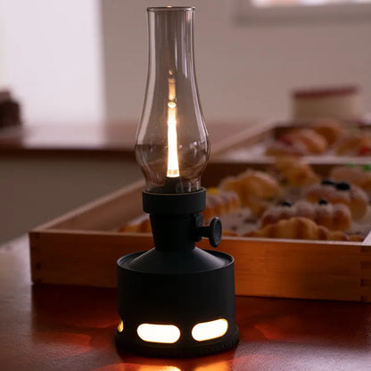Schwarze LED-Sturmlampe auf Holztisch, Vintage-Design, stimmungsvolle Beleuchtung.