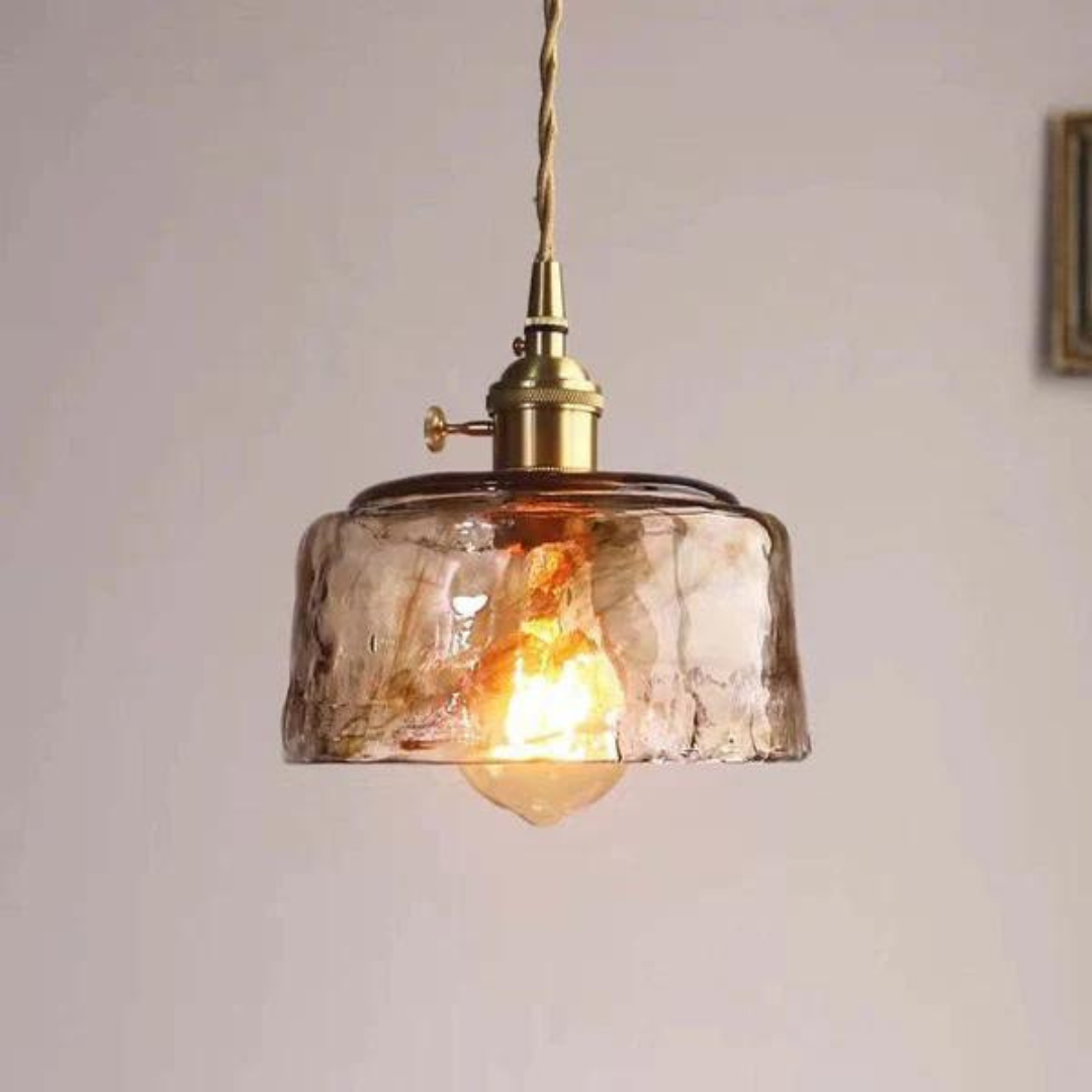 Vintage Hängeleuchte aus Glas, goldene Fassung, warmes Licht, Retro-Design, Wohnzimmerbeleuchtung.