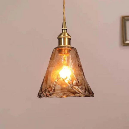 Braune Glas-Pendelleuchte mit Vintage-Design, warmes Licht, ideal für Wohnzimmerbeleuchtung.