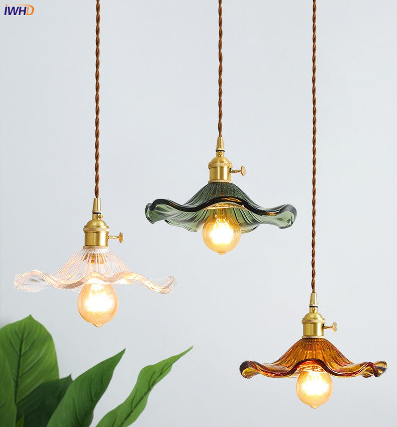 Drei Vintage-Pendelleuchten aus Glas in Grün, Bernstein und Klar mit Edison-Glühbirnen.