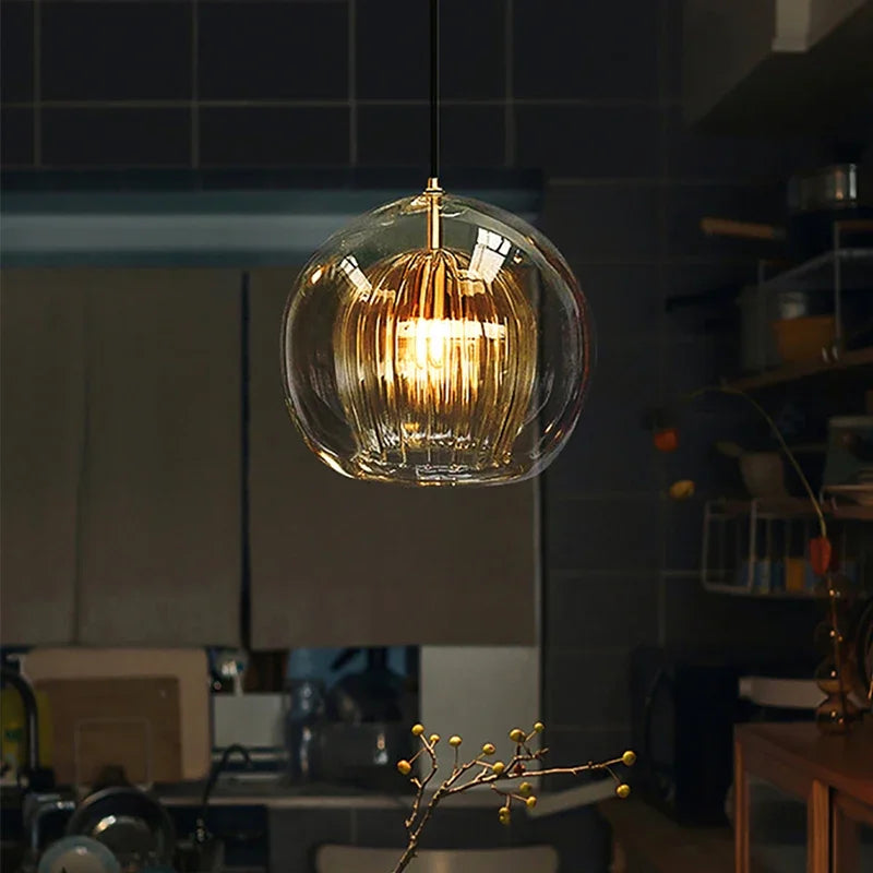Moderne Glas-Pendelleuchte, transparent, warmes Licht, Wohnzimmer, stilvolle Inneneinrichtung.