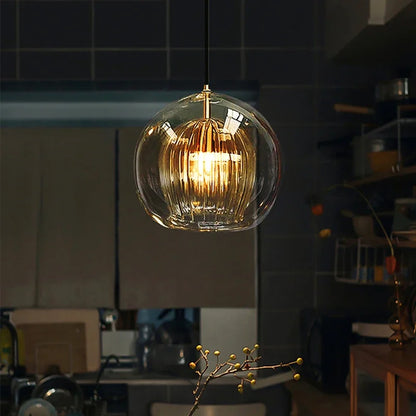 Moderne Glas-Pendelleuchte, transparent, warmes Licht, Wohnzimmer, stilvolle Inneneinrichtung.