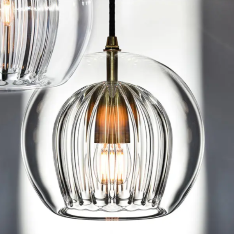 Moderne Glas-Pendelleuchte mit LED-Glühbirne, transparentes Design, elegantes Interieur.