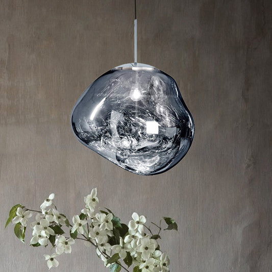 Moderne Glaspendelleuchte, transparent, organische Form, über weißen Blüten, stilvolles Design.