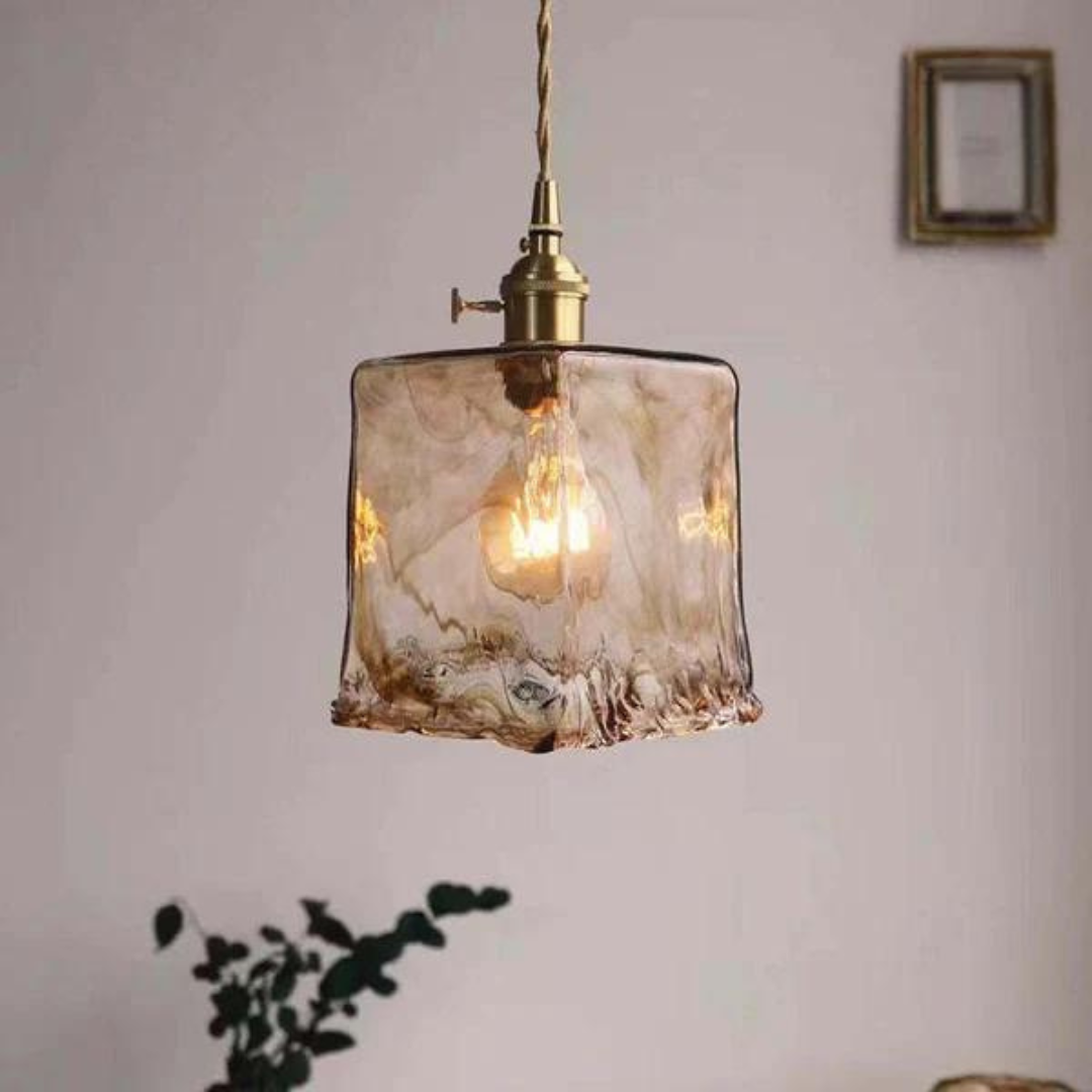 Quadratische Glaspendelleuchte, Vintage-Stil, warmes Licht, goldene Fassung, Wohnzimmerbeleuchtung.