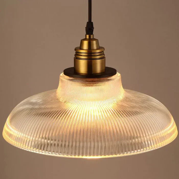 Kronleuchter aus Glas, geriffelt, mit Messingfassung, Vintage-Stil, warmes Licht, Hängelampe.