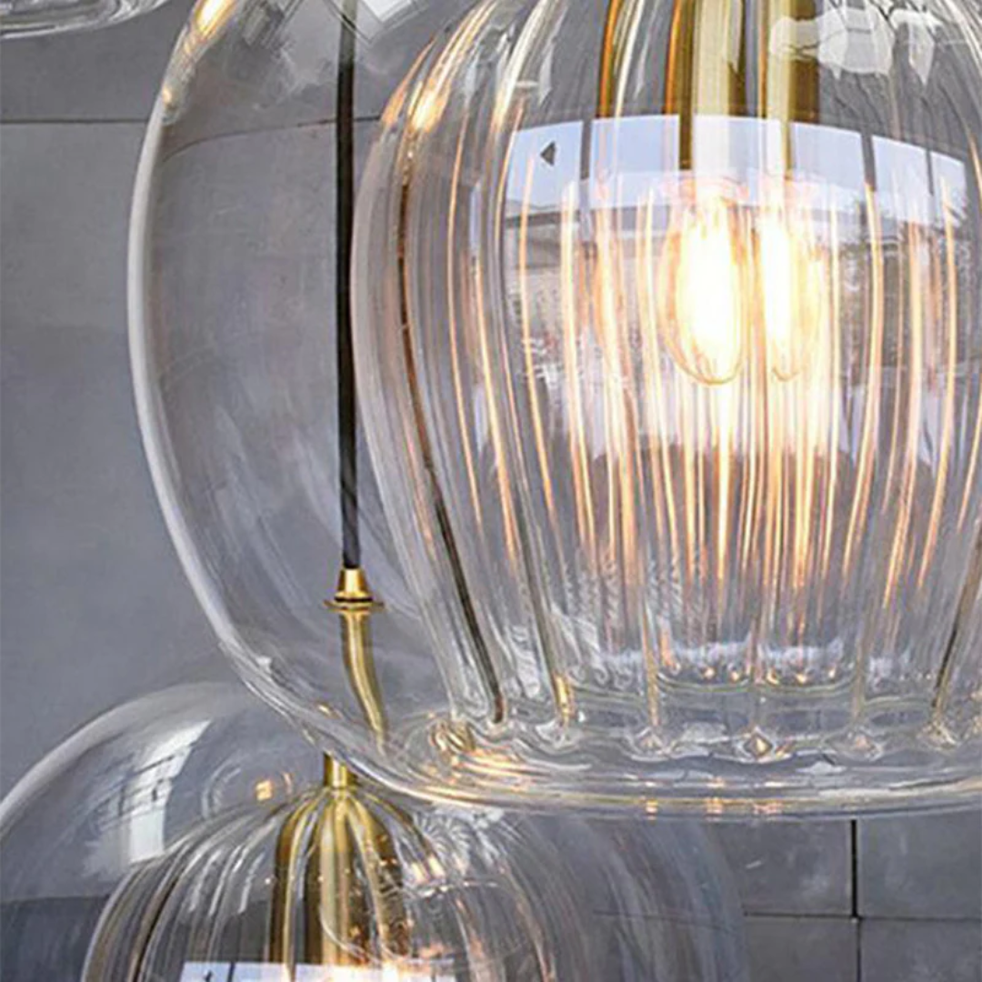 Moderne Glaspendelleuchte mit goldenen Akzenten, ideal für stilvolle Innenbeleuchtung.