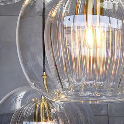 Moderne Glaspendelleuchte mit goldenen Akzenten, ideal für stilvolle Innenbeleuchtung.