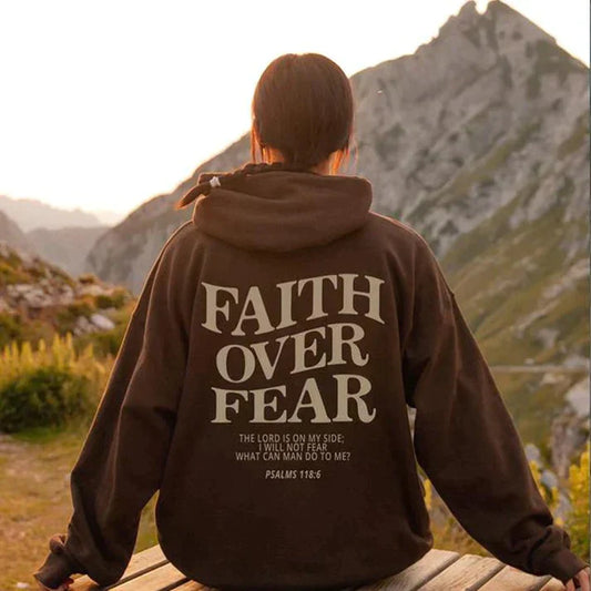 Unisex Hoodie mit "Faith Over Fear" Aufdruck, braun, Baumwolle, Psalmen 118:6, Berge im Hintergrund.