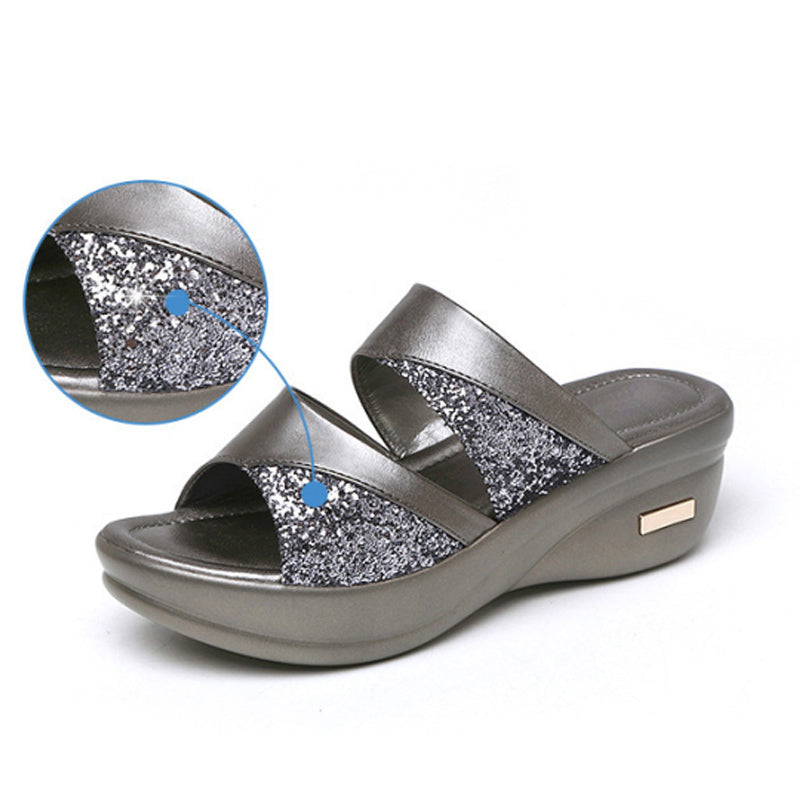 Silberne Damen-Sandale mit Glitzer, Keilabsatz, bequem, modisch, Sommermode.
