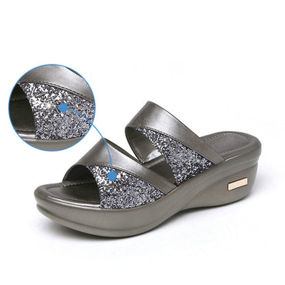 Silberne Damen-Sandale mit Glitzer, Keilabsatz, bequem, modisch, Sommermode.