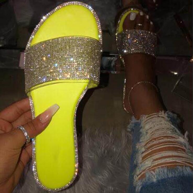 Neongelbe Sandalen mit Strass, Damenmode, Sommer, Glitzer, modische Schuhe, Freizeitkleidung.