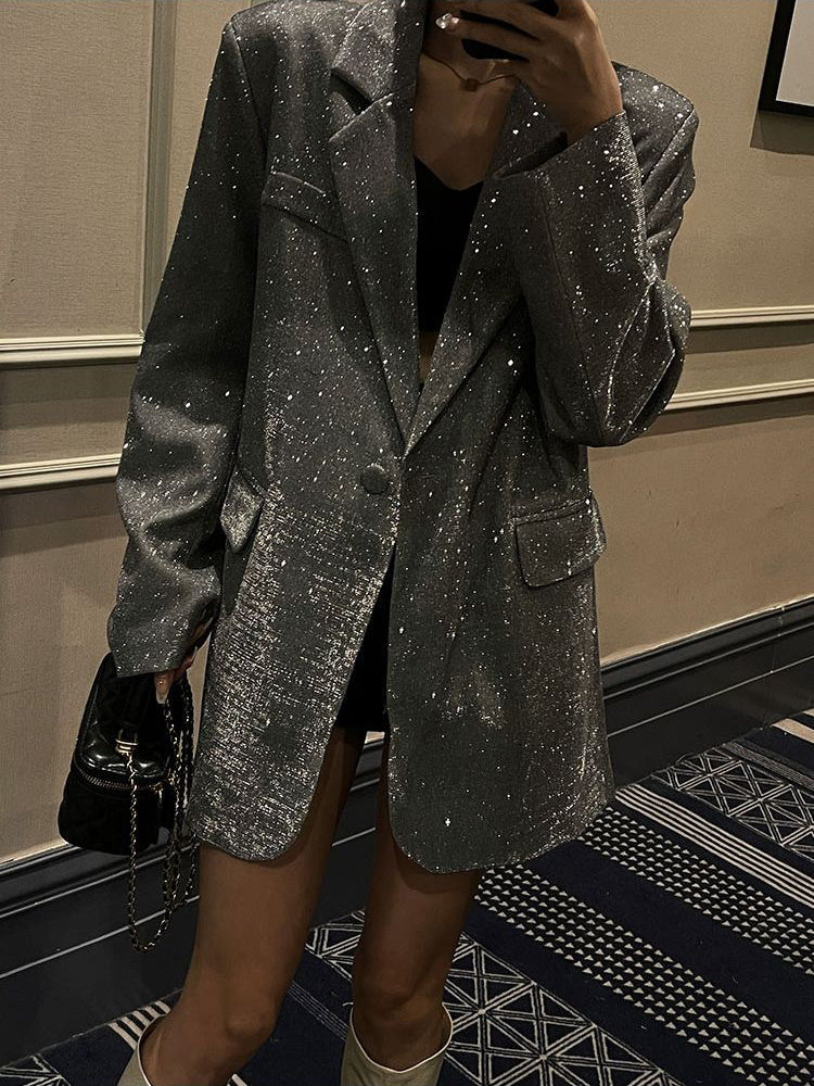 Funkelnder silberner Blazer Damenmode, eleganter Glitzerjacke, Abendgarderobe, stilvoll.
